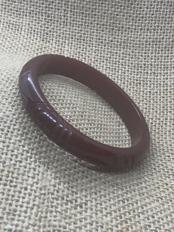 Vintage Red Bakelite Bangle, Carved Bakelite Bang… - image 5