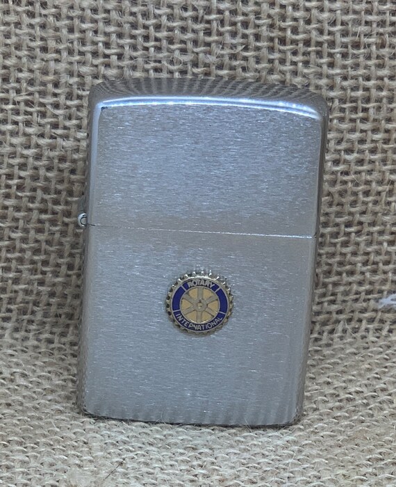 祥印、器、レトロ Silver Zippo Logo Emblem Black Crackle® Lighter – Zippo USA