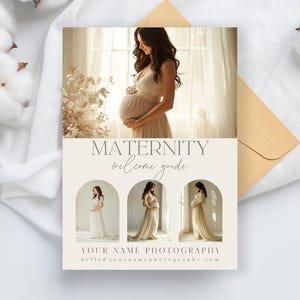 Op de afbeelding: Een welkomstgids voor zwangerschap met een foto van een zwangere persoon in een beige jurk. De gids bevat drie extra afbeeldingen van dezelfde persoon in een vergelijkbare jurk. De gids ligt op een wit oppervlak met een beige envelop en katoenen bloemen.