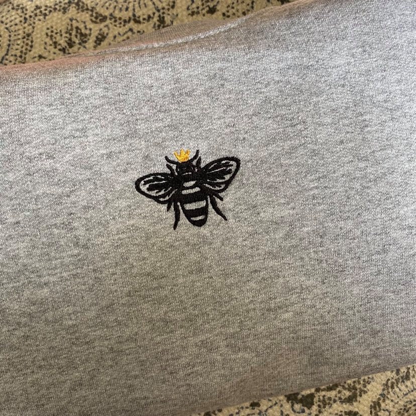 女王蜂刺繍スウェットシャツ バンブルビー、ハニービー、ユニセックス 