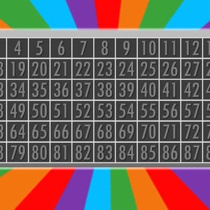 Puede incluir: Un cartón de bingo gris con los números del 1 al 90 dispuestos en una cuadrícula. El cartón está colocado sobre un fondo colorido de rayas arcoíris.