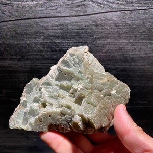 Große seltene Calcit mit grünen Hedenbergite Stepped Calcit Kristallklingen auf Matrix Mineralprobe enthalten