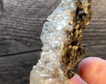 柱状方解石結晶クラスター（母岩上）｜福建省産六角形透明方解石鉱物