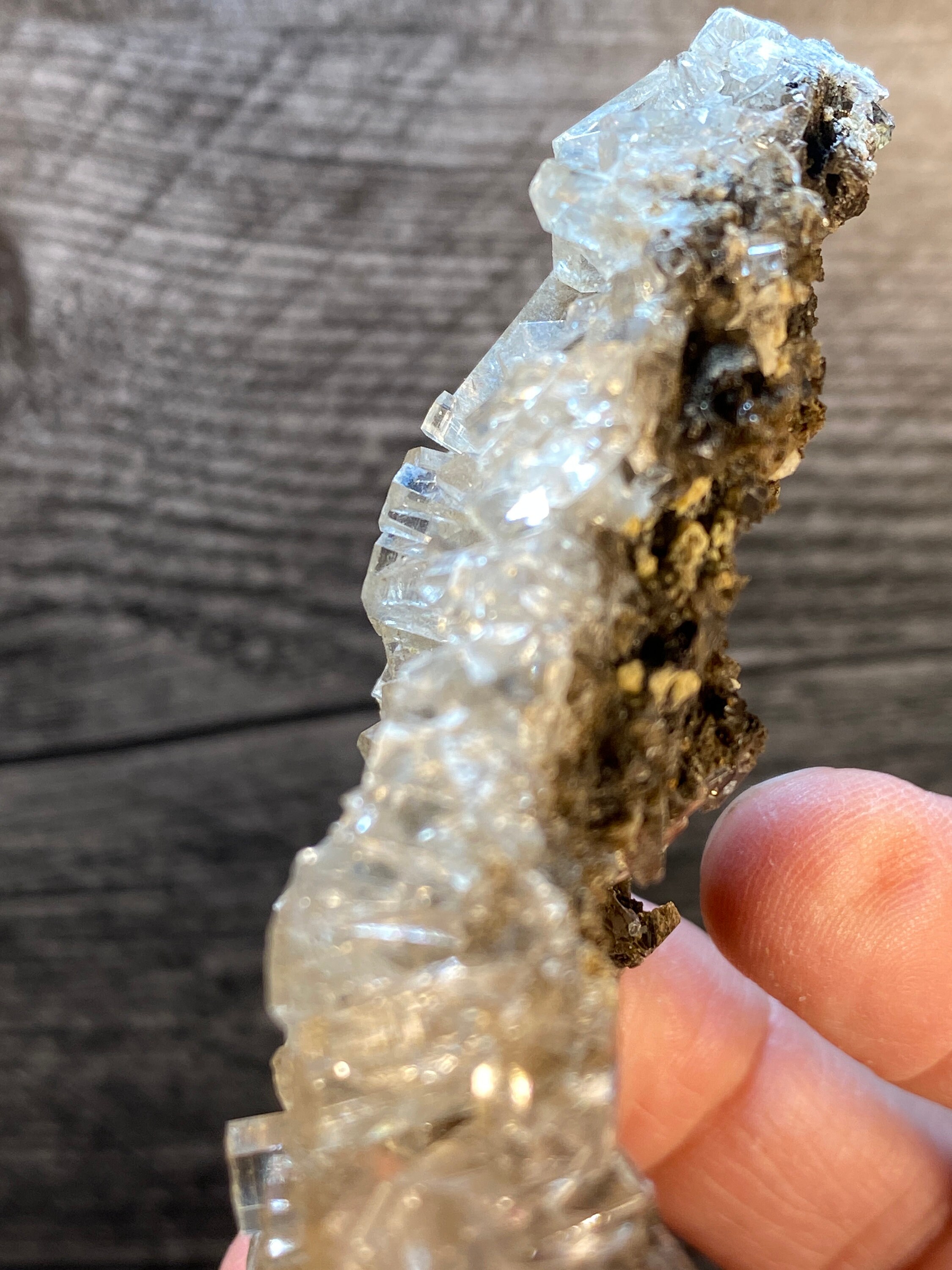 柱状方解石結晶クラスター（母岩上）｜福建省産六角形透明方解石鉱物