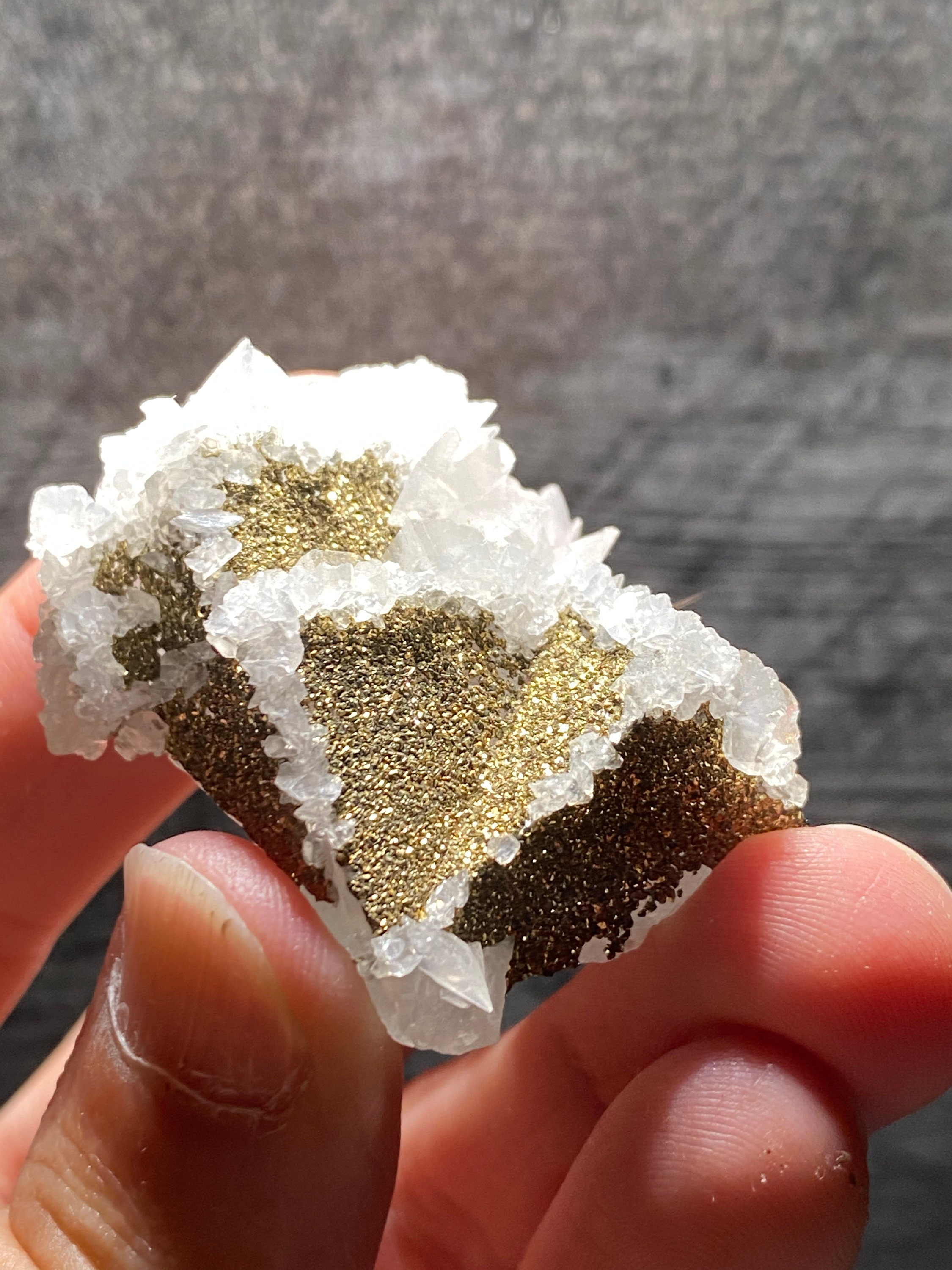 蛍石標本上の方解石ブレードと黄鉄鉱、中国湖北省 - Etsy 日本