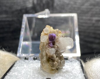 Cúmulo de cristal de cuarzo con cubo de fluorita púrpura, Anhui, China