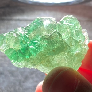 95g 極めて透明度の高いガラス質の緑色蛍石、中国産天然鉱物標本