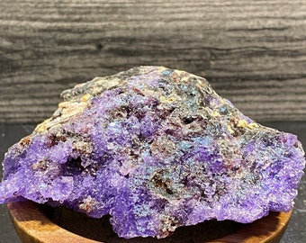 Gran ejemplar de cristal de coquimbita púrpura, mineral precioso procedente de Chile.