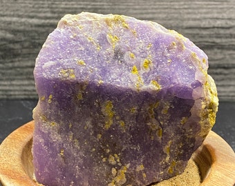 Ejemplar de mineral de coquimbita púrpura con copiapita amarilla