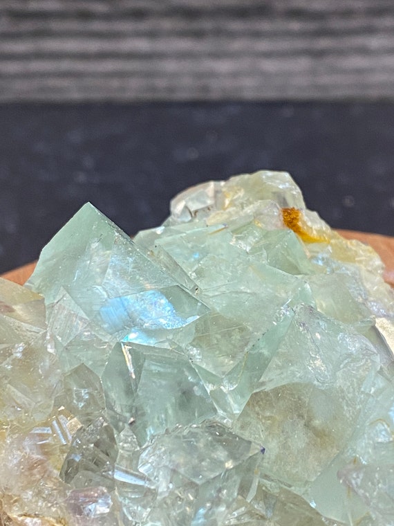 非常に美しいガラス質のライトグリーンの蛍石結晶がマトリックス鉱物