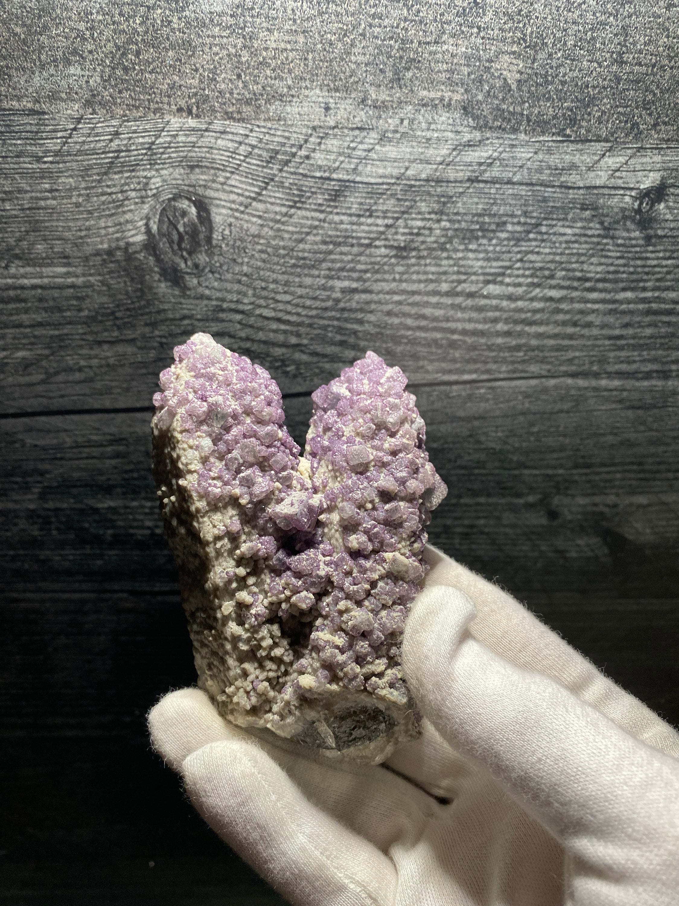 母岩上に紫色の蛍石の立方体が付着したキャンドルクォーツ – 中国内