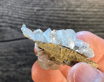 柱状方解石結晶クラスター（母岩上）｜福建省産六角形透明方解石鉱物