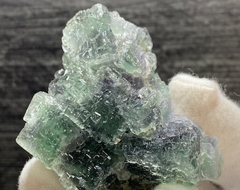 Geätzte und gestufte Fluorit-Kristalle auf Matrix-Mineralprobe | Mehr-Generationen-Wachstum