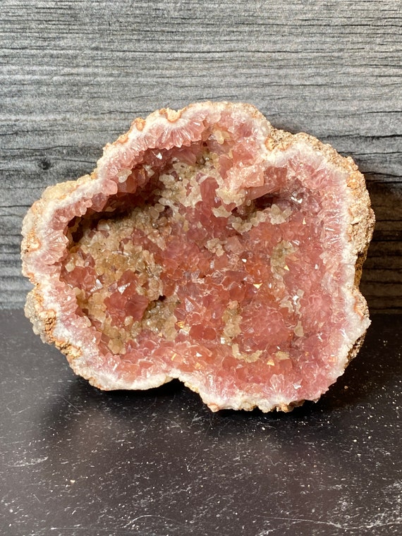 ピンクアメジストクリスタルジオード、アルゼンチン産の光沢のある鉱物