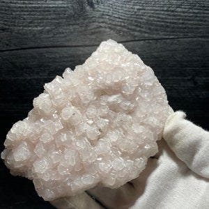 Rosa Cobaltoan Calcit Kristallcluster auf Matrix Mineral aus Bulgarien Stark fluoreszierend