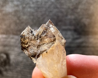 Cúmulo de cristales de cuarzo ahumado: espécimen mineral de Namibia