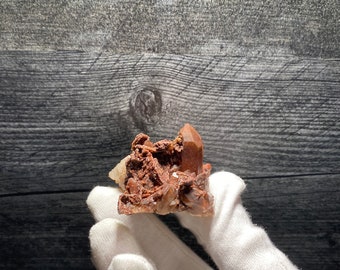 Amas de cristaux de quartz d'argile rouge - Spécimen minéral marocain