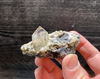 Fenomenal y raro espécimen mineral de cristal de cuarzo transparente de Anhui Patrones de crecimiento excepcionales Inclusiones en el interior del fantasma del cetro de la matriz - Mirada