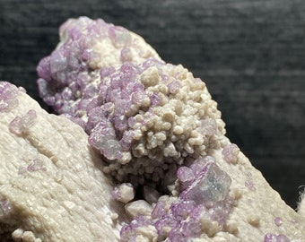 母岩上に紫色の蛍石の立方体が付着したキャンドルクォーツ – 中国内