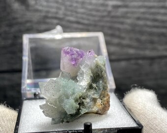 Cúmulo de cristal de cuarzo fresa con cubos de fluorita púrpura, Anhui, China