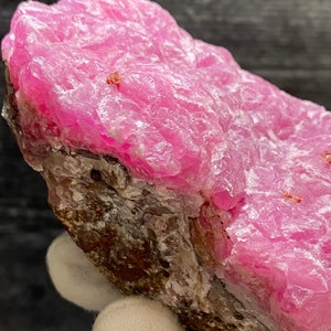 Pinke Calcit-Kristalle auf Matrix-Mine aus der Agoudal-Mine Marokko