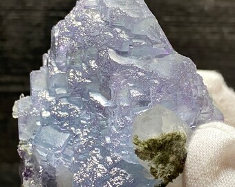 青い階段状の蛍石結晶クラスターと石英結晶を含むマトリックス鉱物標本