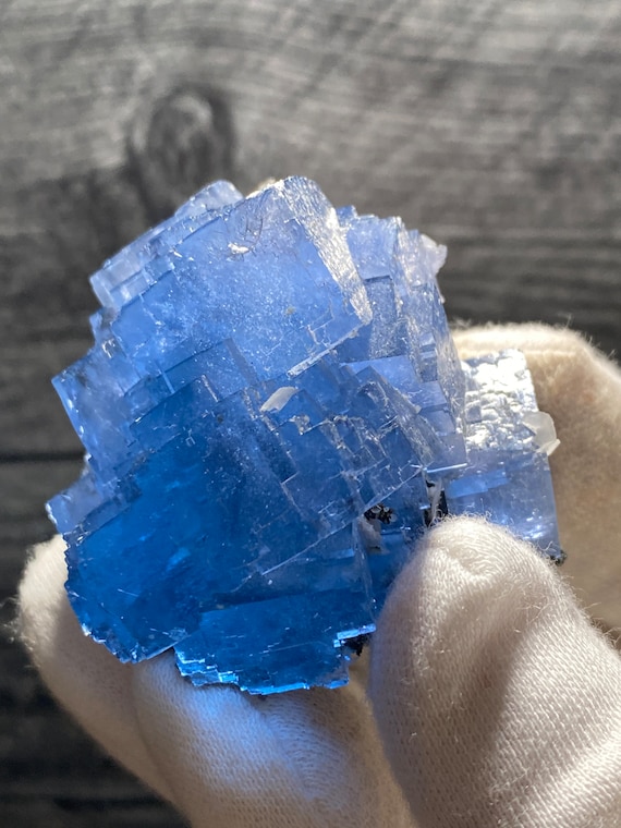 中国湖南省産、灰色の母岩上に産出された青色アクアフローライト結晶