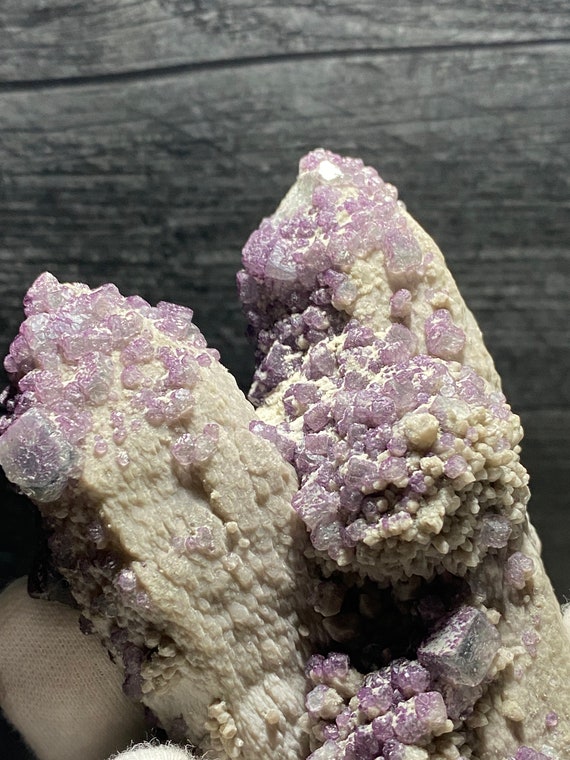 母岩上に紫色の蛍石の立方体が付着したキャンドルクォーツ – 中国内
