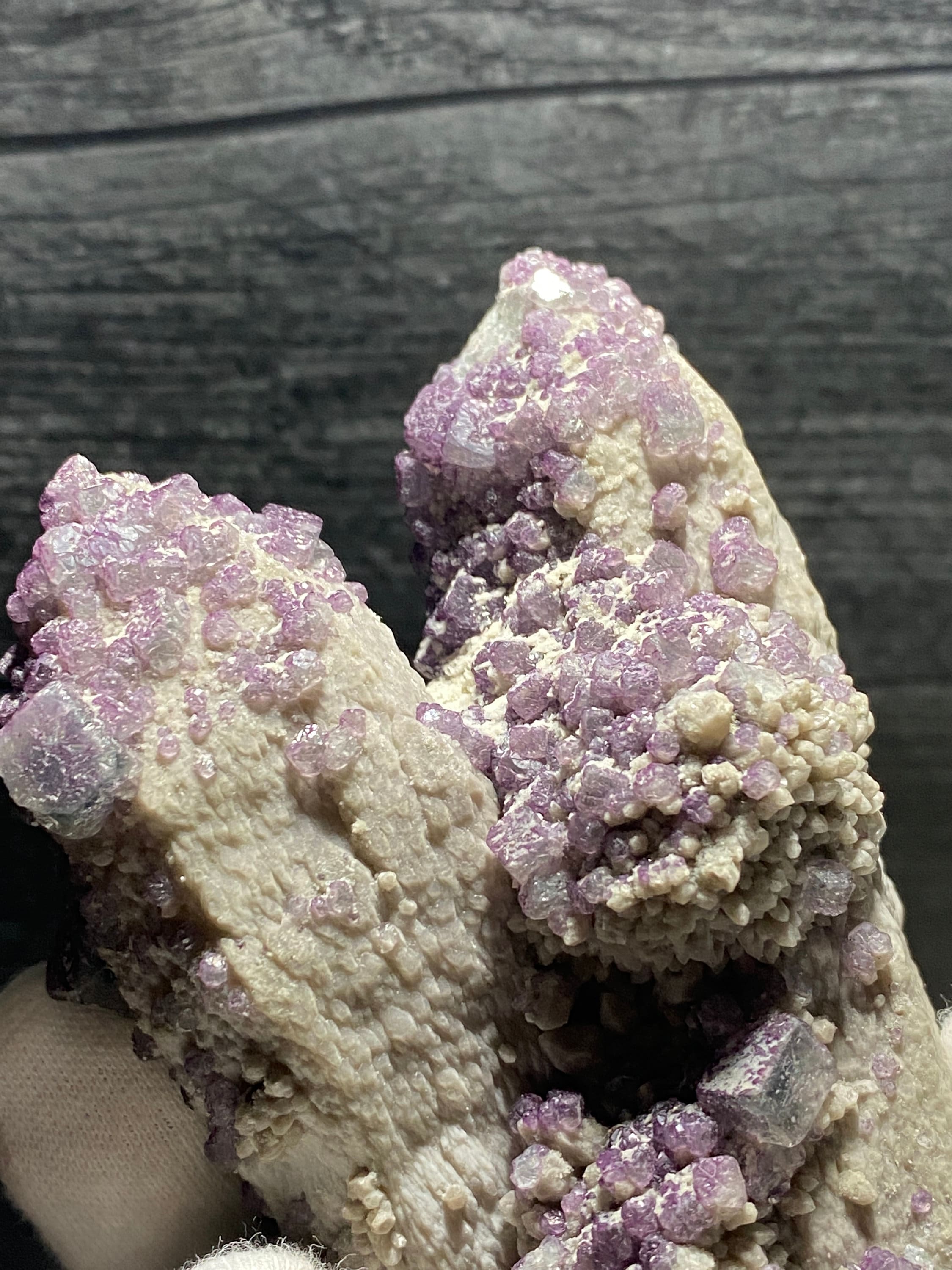 母岩上に紫色の蛍石の立方体が付着したキャンドルクォーツ – 中国内