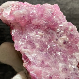 Pinke Calcit-Kristalle auf Matrix-Mine aus der Agoudal-Mine Marokko