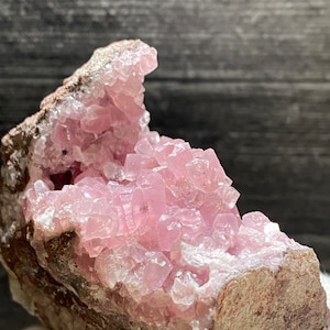 Pinke Calcit-Kristalle auf Matrix-Mine aus der Agoudal-Mine Marokko