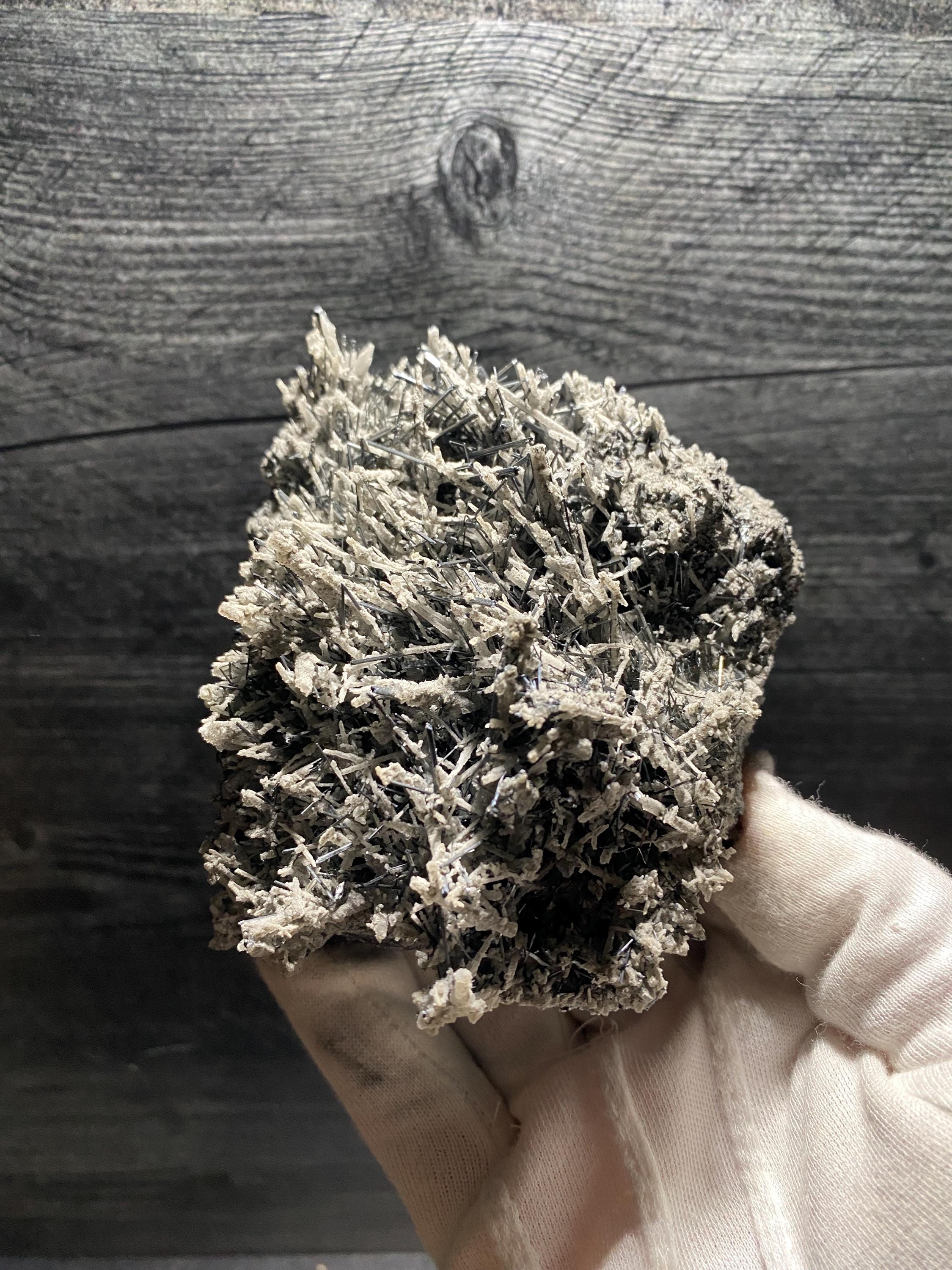 本当に素敵な光沢のある灰色の輝安鉱の結晶ポイントの鉱物標本、湖南省