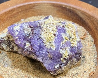 Mineral de coquimbita púrpura gema con romerita y copiapita
