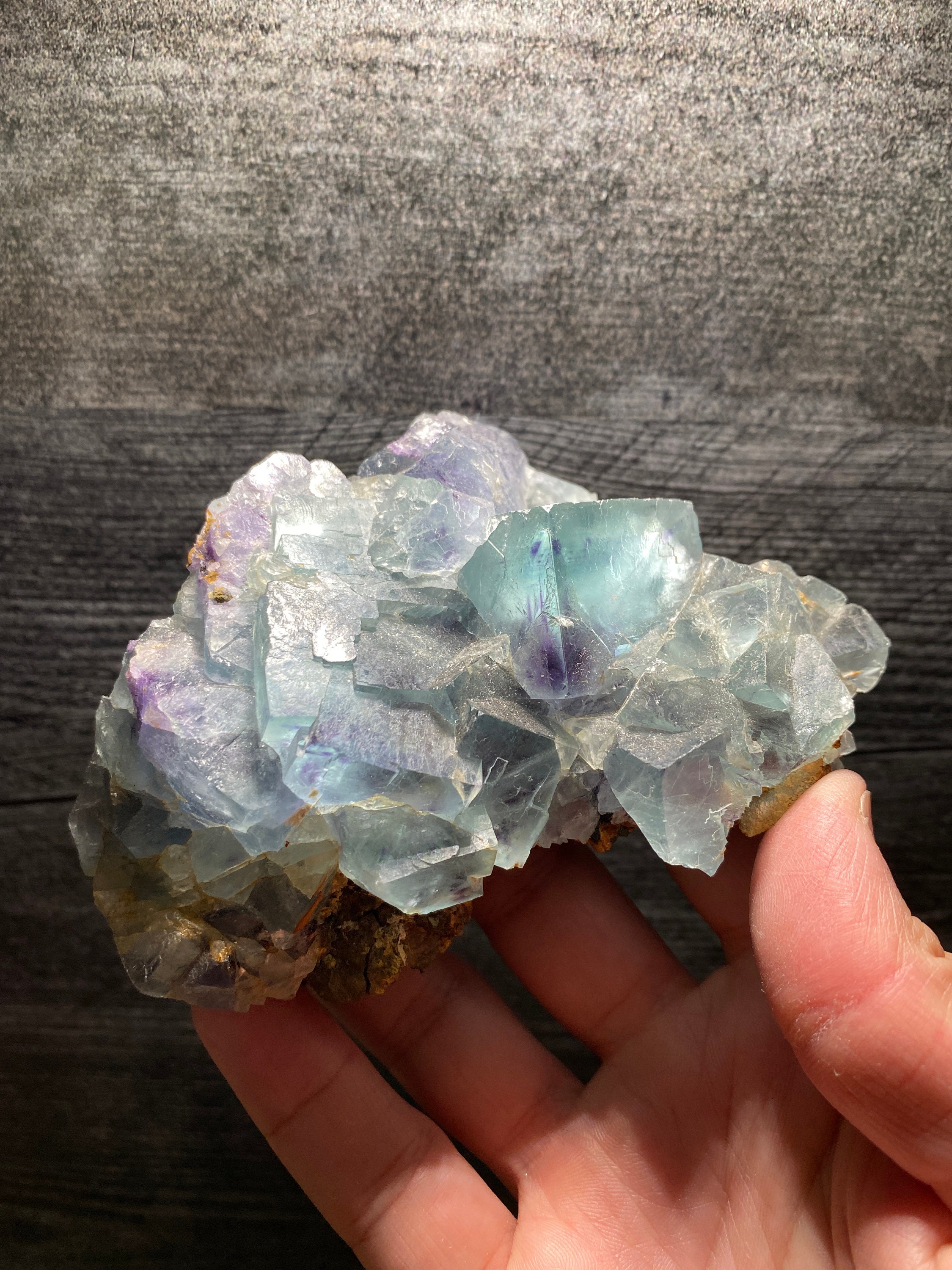 非常に美しいアクア色の紫色のファントムフローライト結晶が