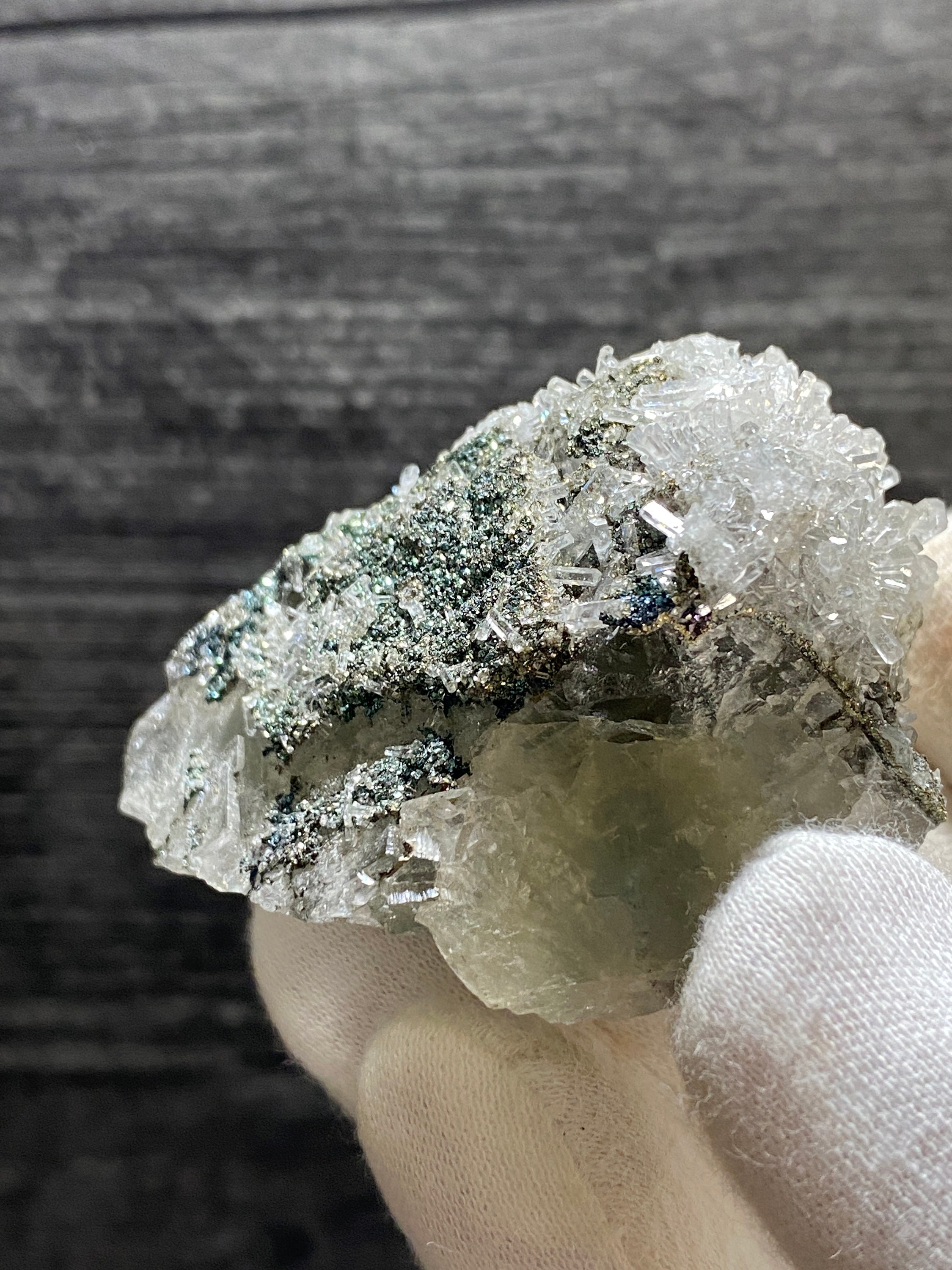 【モロッコ産】金結晶標本 モロッコ産の緑色蛍石基質鉱物標本上の金黄銅鉱結晶 - Etsy 日本