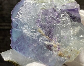 青い階段状の蛍石結晶クラスターと石英結晶を含むマトリックス鉱物標本