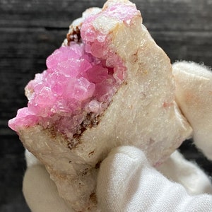 Pinke Calcit-Kristalle auf Matrix-Mine aus der Agoudal-Mine Marokko