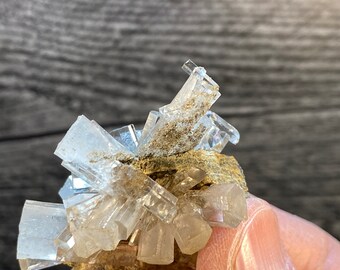 柱状方解石結晶クラスター（母岩上）｜福建省産六角形透明方解石鉱物