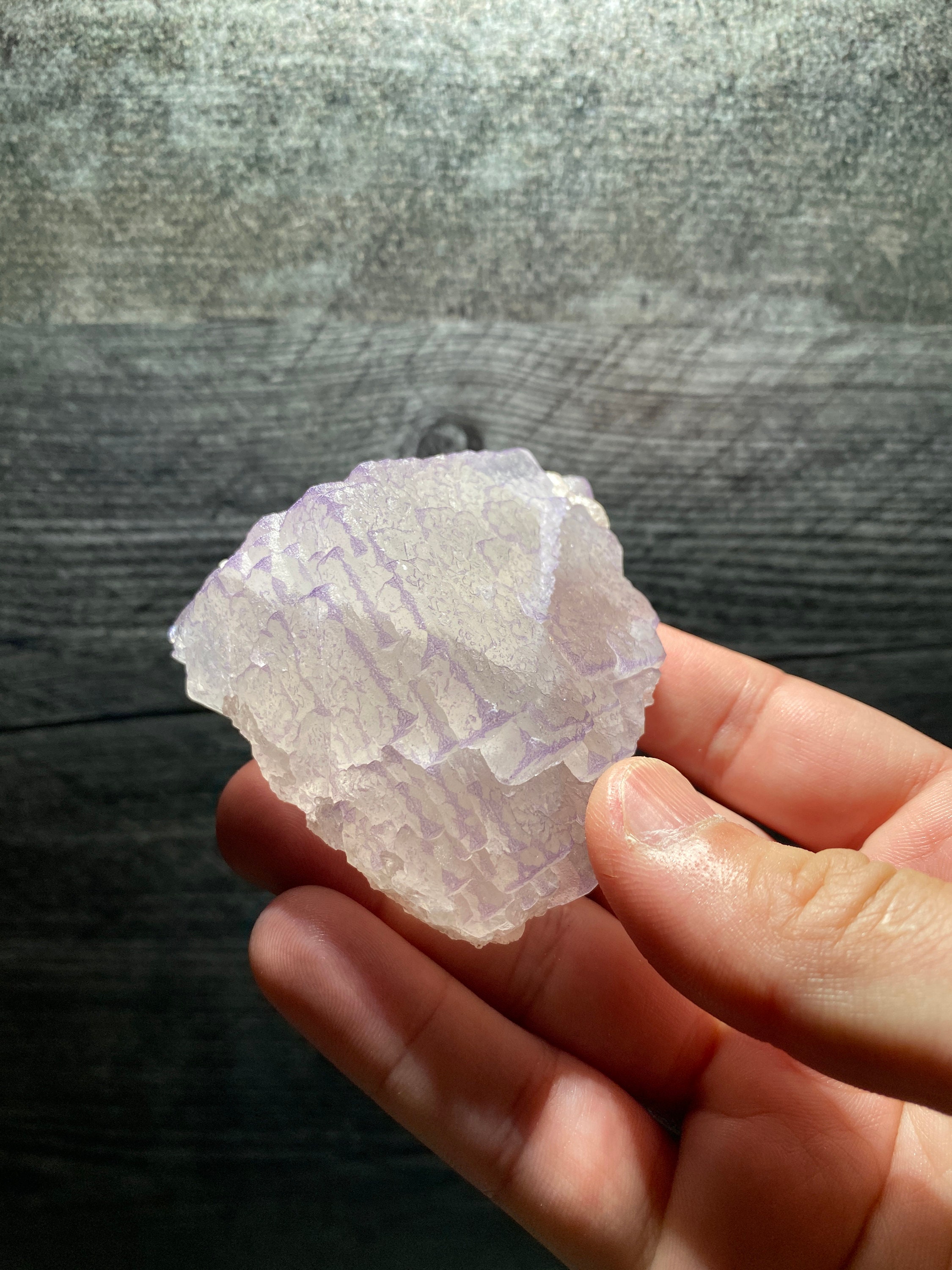 QRコード ライトライラックパープルフローライト結晶鉱物標本（福建省