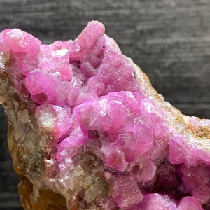Pinke Calcit-Kristalle auf Matrix-Mine aus der Agoudal-Mine Marokko