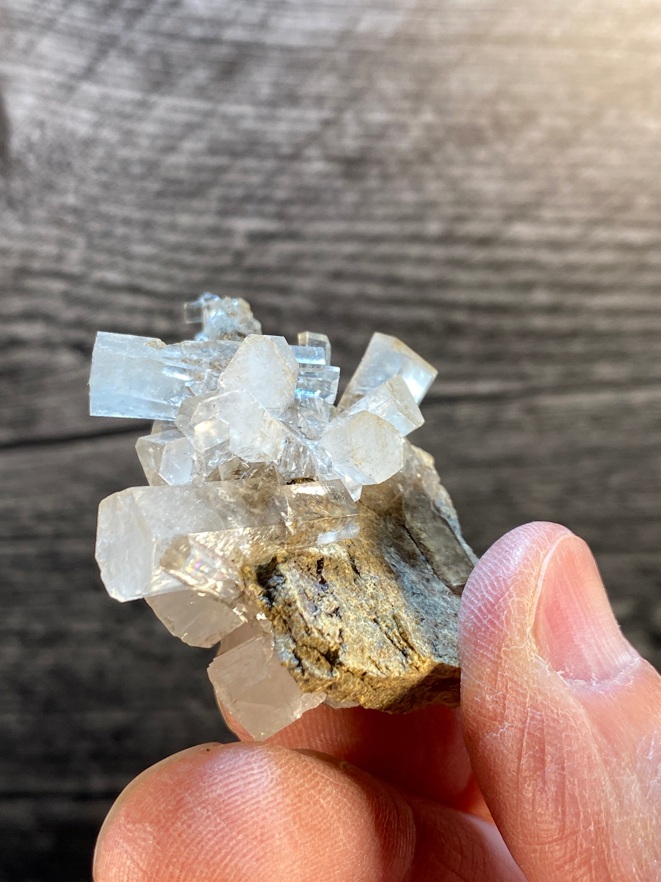 大型柱状方解石 柱状方解石結晶クラスター（母岩上）｜福建省産六角形透明方解石鉱物
