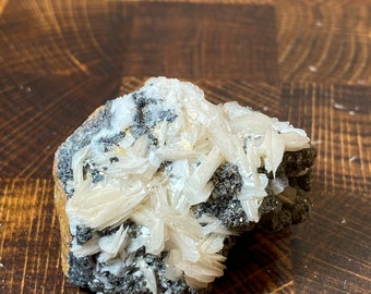 金属方鉛鉱と青銅鉱の結晶標本をあしらった刃状の鮮やかな重晶石