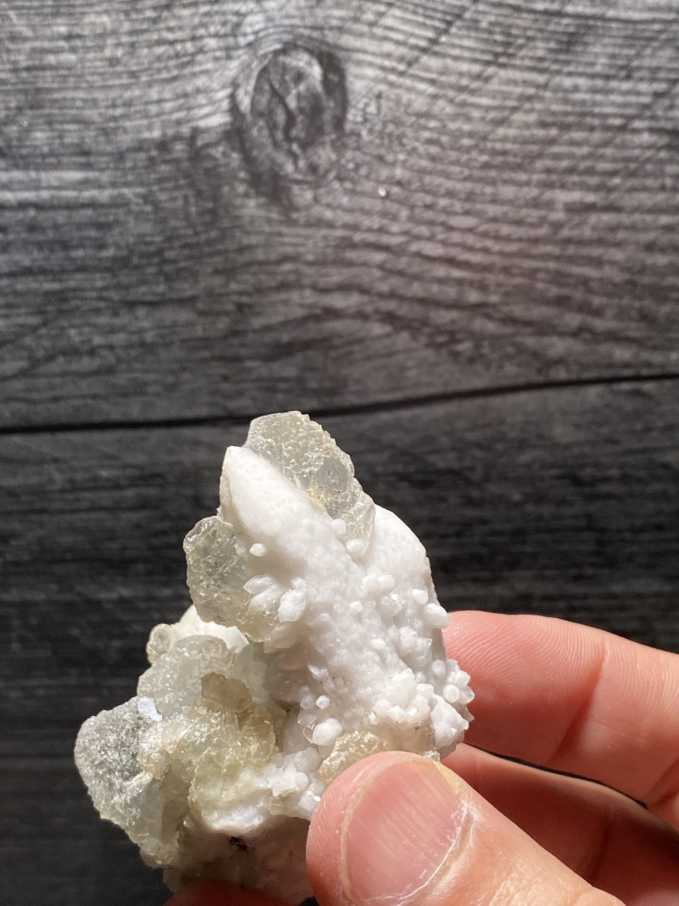 強烈な蛍光を発するキャンドルクォーツ母岩上のグリーンアクア