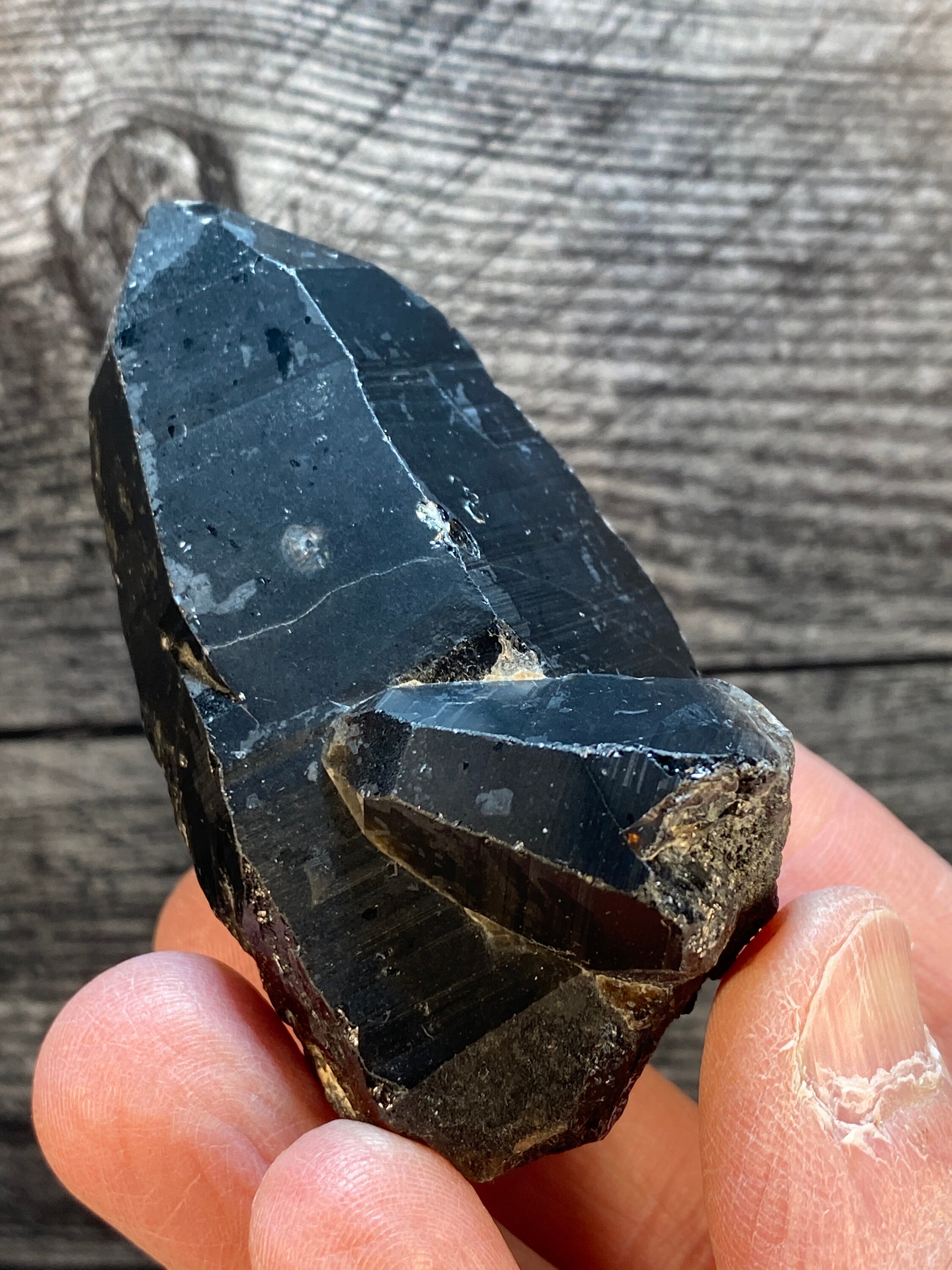 ナミビア産の非常に美しい大きなダークスモーキークォーツポイント