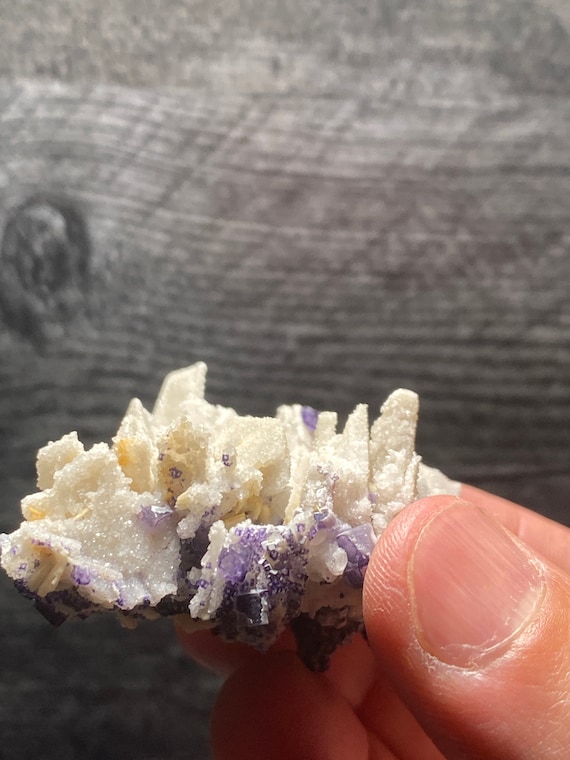 紫蛍石キューブを含む擬似形方解石クラスター - 貴州鉱物標本 - Etsy 日本