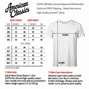 Pu&ograve; includere: T-shirt bianca con tabella taglie e istruzioni per la cura. La tabella mostra la lunghezza e la larghezza del corpo in pollici e cm. La maglietta &egrave; realizzata in 100% cotone pre-ristretto e ha maniche con orlo a due aghi. Il peso del tessuto &egrave; di circa 156 g.