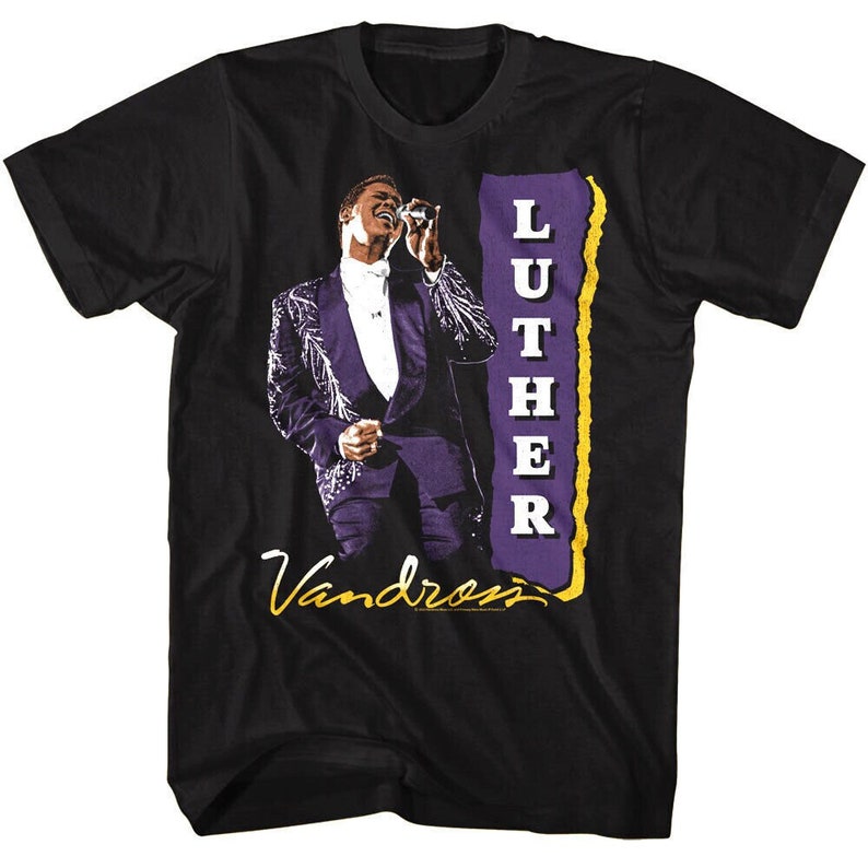 Puede incluir: Camiseta negra con un gr&aacute;fico morado y amarillo de Luther Vandross cantando en un micr&oacute;fono. El gr&aacute;fico tiene el texto "Luther Vandross" en letras blancas.