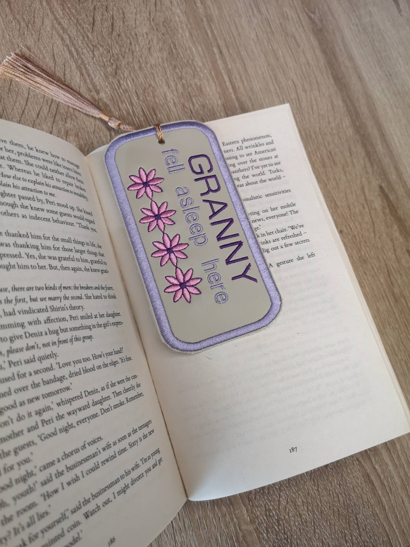 おばあちゃんの刺繍ブックマーク：「おばあちゃんはここで眠りについた」ギフト - Etsy 日本