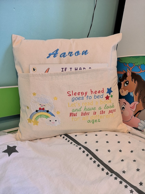 Cojín de libro de lectura personalizado para niño y niña, almohada de libro  bordada para niños, cojín de lectura, cojín de bolsillo con historia de  arcoíris -  España