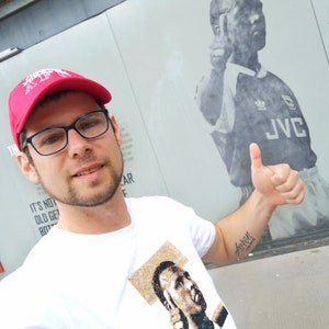 T-shirt Arsenal, t-shirt David « Rocky » Rocastle brodé, cadeaux Arsenal, t-shirt Arsenal David « Rocky Rocastle portrait »,